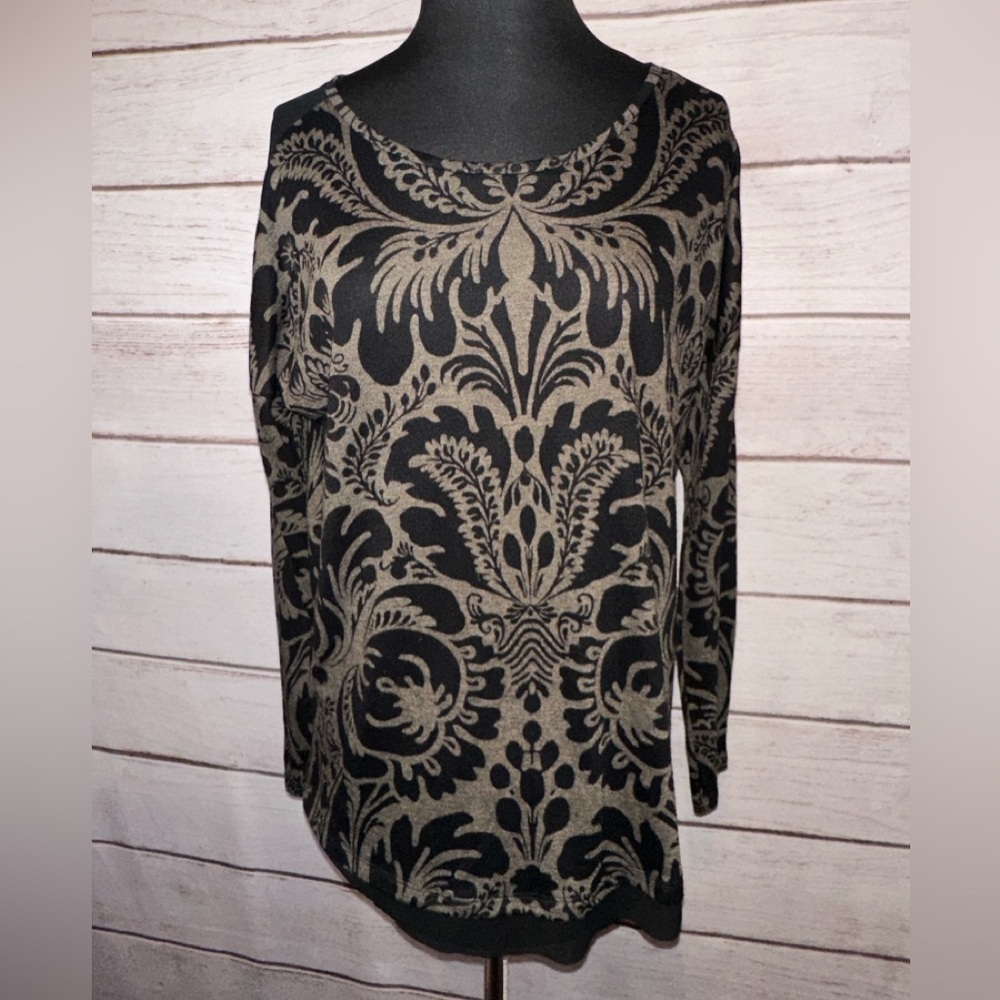 Simply Vera by Vera Wang Top Size Medium Lightweight Office Wear Everyday Wear